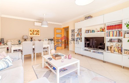 Apartamento T3 à venda na Rua Sophia de Melo Breyner Andresen