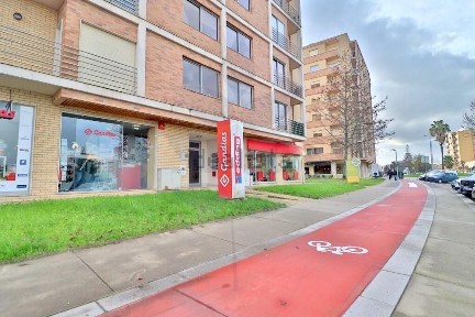 Espaço comercial à venda na Avenida Doutor António Palha, 53
