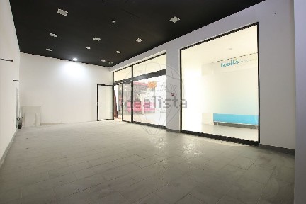 Espaço comercial à venda na Rua Professor Emídio Guerreiro