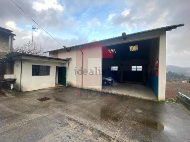 Armazém à venda em Cervães