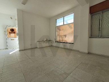Espaço comercial à venda na Avenida Dom João I