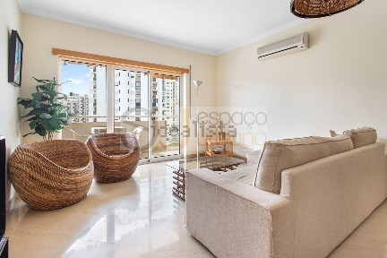 Apartamento T1 à venda na Rua 20 de Junho de 1991