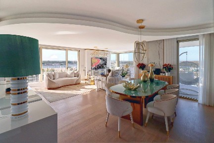 Apartamento T5 à venda na Rua Pintor Carlos Porfirio