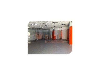 Espaço comercial à venda na Rua Doutor António Maria Galhordas