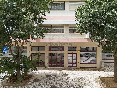 Apartamento T3 à venda na Rua Poeta João Brás