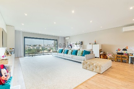 Apartamento T5 à venda na Rua Padre Vitorino, 11