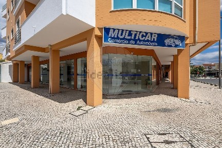 Espaço comercial à venda na Rua Latino Coelho n99