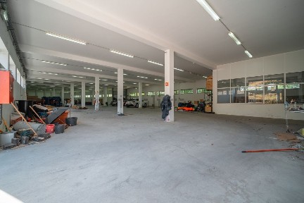 Armazém à venda em Ronfe