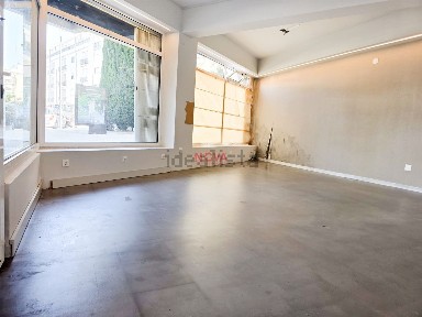 Arrendamento de espaço comercial na Rua 25 de Abril