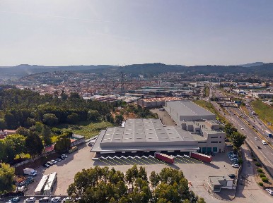 Arrendamento de armazém na Rua da Serra, 654