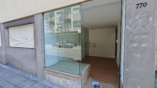 Arrendamento de espaço comercial na Rua de Santos Pousada, 770