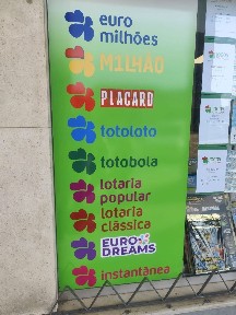 Papelaria, quiosque para trespasse na Rua da Alegria