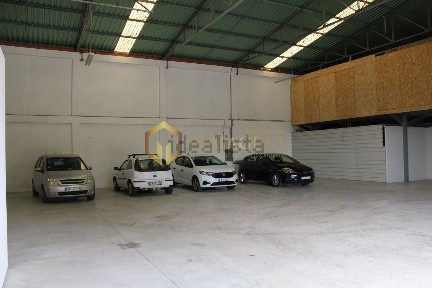 Arrendamento de armazém na Rua Ribeira dos Moínhos