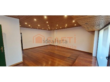 Arrendamento de espaço comercial na Avenida 25 de Abril, 469