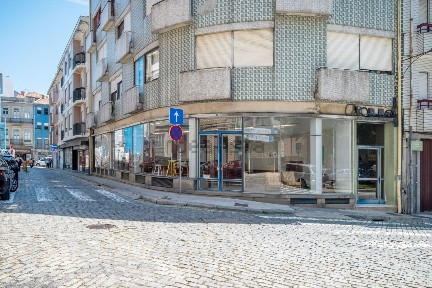 Arrendamento de espaço comercial na Praça do Coronel Pacheco, 34