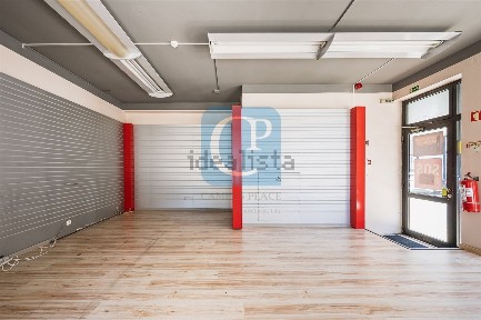 Arrendamento de espaço comercial na Rua Aurélia de Sousa, 63