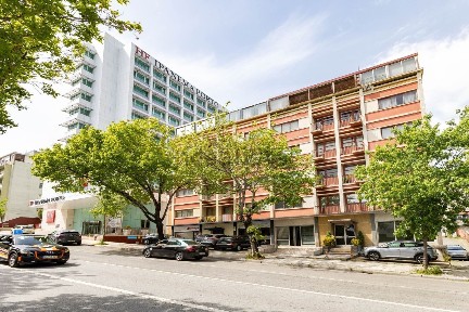 Arrendamento de espaço comercial na Rua do Campo Alegre, 136