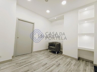 Arrendamento de espaço comercial na Rua 25 de Abril, 88