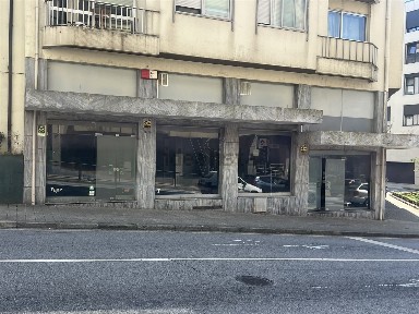 Arrendamento de espaço comercial na Rua da Constituição, 2242