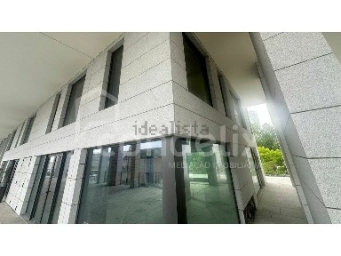 Arrendamento de espaço comercial na Rua Ilse Losa