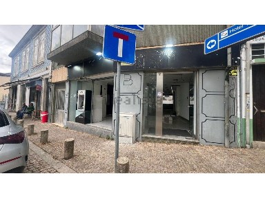 Arrendamento de espaço comercial na Rua da Restauração, 4
