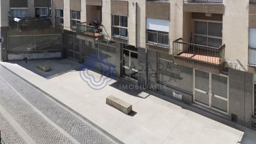 Arrendamento de espaço comercial na Rua das Doze Casas, 305