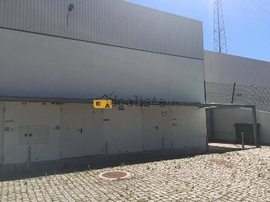Arrendamento de armazém em Moreira