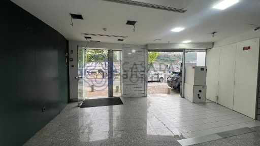 Arrendamento de espaço comercial na Cais das Pedras