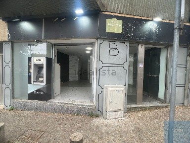 Arrendamento de espaço comercial na Rua da Restauração, 4