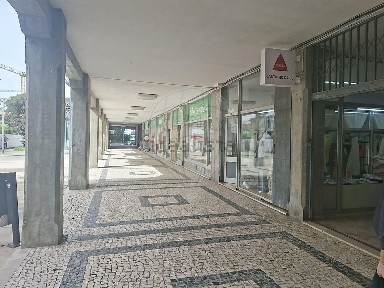 Arrendamento de espaço comercial na Rua Luís de Camões