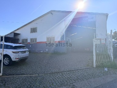 Armazém para trespasse na Rua Agra da Portela