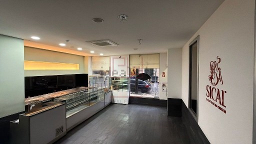 Arrendamento de espaço comercial na Rua de Sá da Bandeira, 647