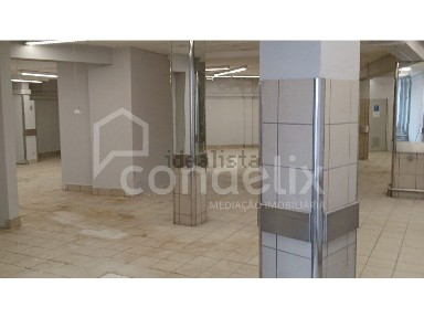 Arrendamento de espaço comercial na Rua São João Deus