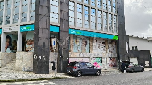 Arrendamento de espaço comercial na Rua da Igreja