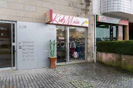 Arrendamento de espaço comercial na Avenida António Santos Leite, 361