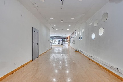 Arrendamento de espaço comercial na Rua de Sacadura Cabral, 58