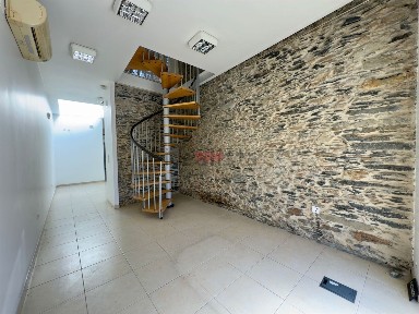 Arrendamento de espaço comercial na Rua do Padrão, 27