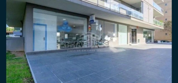 Estabelecimento para trespasse na Rua João dos Santos Ferreira