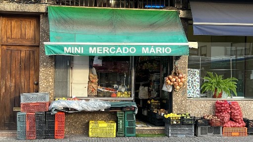 Mercearia, frutaria para trespasse na Rua Angola, 8