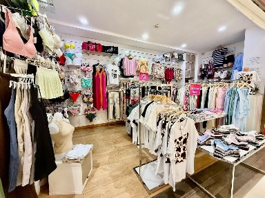 Loja de roupa para trespasse na Rua das Macieiras, 330