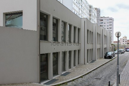 Arrendamento de espaço comercial na Rua Tomás Ribeiro, 168