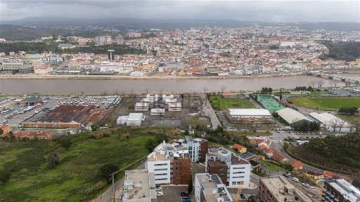 Apartamento T3 à venda na Rua José Gomes Pita, 4