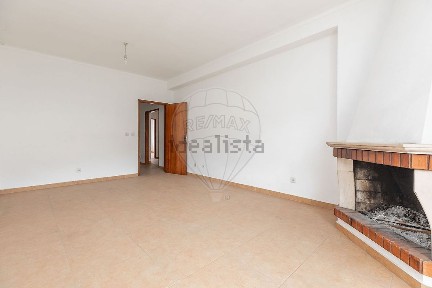 Apartamento T3 à venda na Rua Virgílio Bizarro