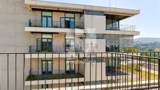 Apartamento T4 à venda na Rua Ruben A.