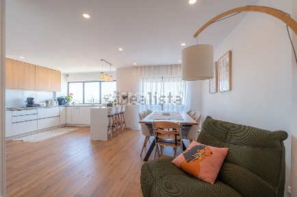Apartamento T3 à venda na Rua Lapa de Castro