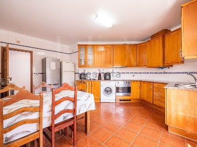 Apartamento T4 à venda na Rua Infante Dom Henrique