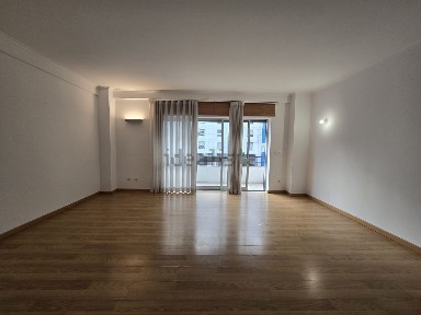 Apartamento T3 à venda na Rua Arménio Ramos de Carvalho