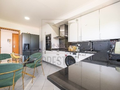 Apartamento T3 à venda na Rua Doutor Simão da Cunha, 43