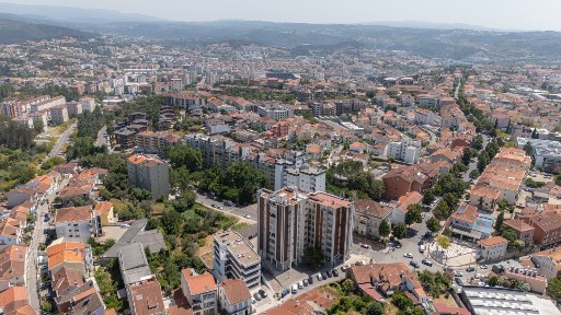 Apartamento T4 à venda na Rua Francisco Sá Carneiro