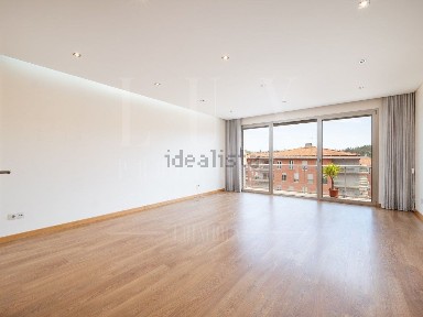 Apartamento T3 à venda na Rua Princesa Cindazunda